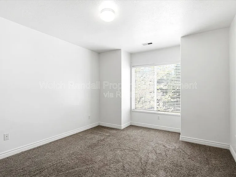 672 E Clearwater Dr N — Photo 21