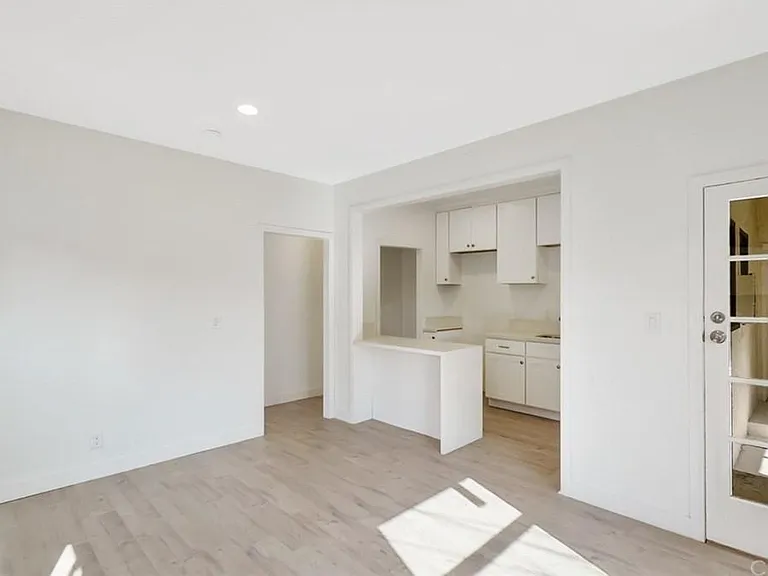 211 N Loma Ave — Photo 13