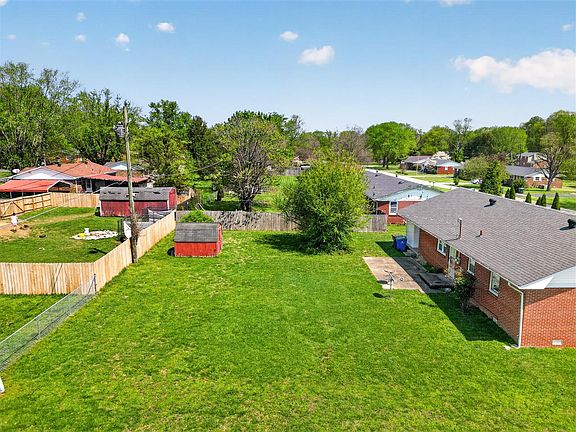 4th image of 912 Sunset Ln