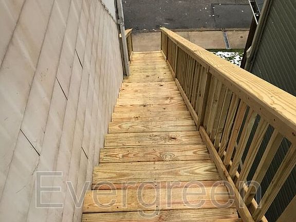 3rd image of 210.5 E Walnut St