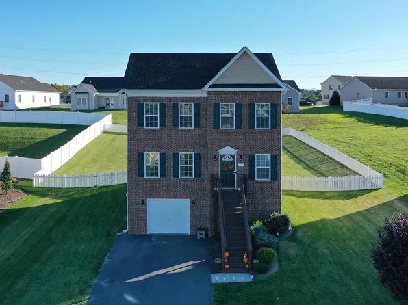 908 Waterton St, Staunton, VA 24401