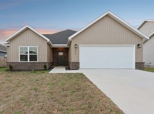 271 Miles Ave, Gentry, AR 72734