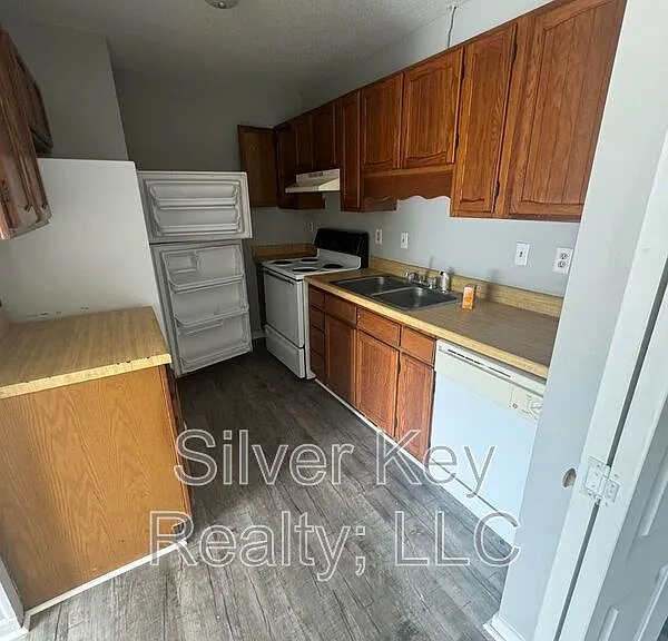311 Sunset Dr #10 — Photo 4