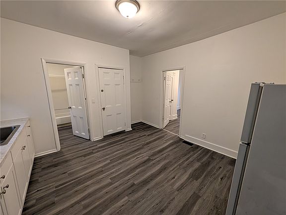 5th image of 196 Kenwood Ave