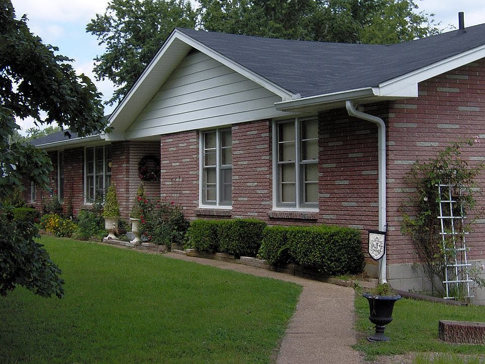 Unusual ranch, more cottage!