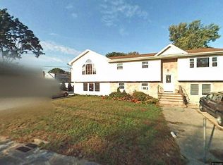 34 Monroe St, Farmingdale, NY 11735