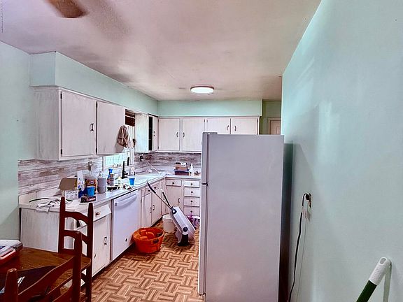 3rd image of 740 Blackburn Ave