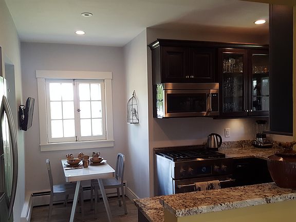 kitchen w/ breakfast nook