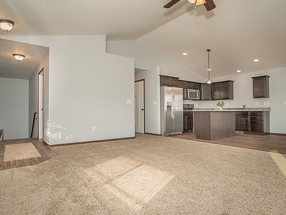 4th image of 7380 Castlewood Dr