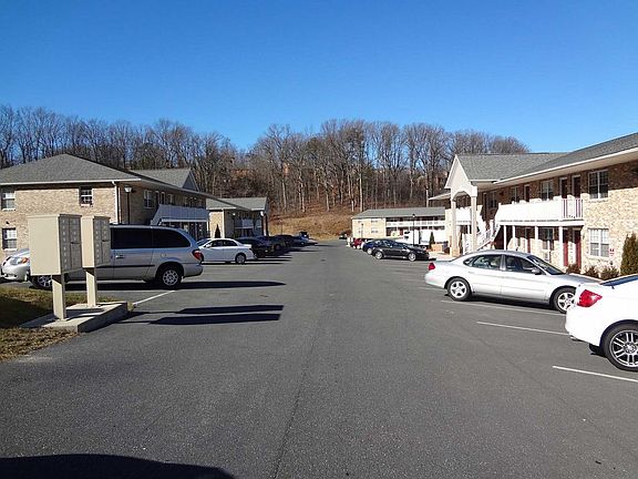 3rd image of 728 Hillmont Cir APT 204