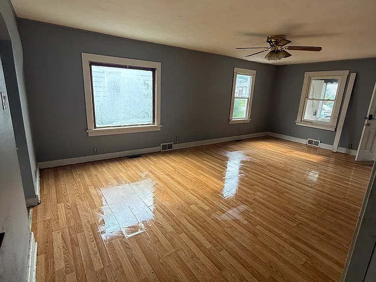 1553 E Walnut St — Photo 3