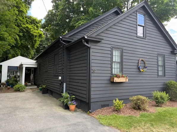 37 Moulton St, Newburyport, MA 01950