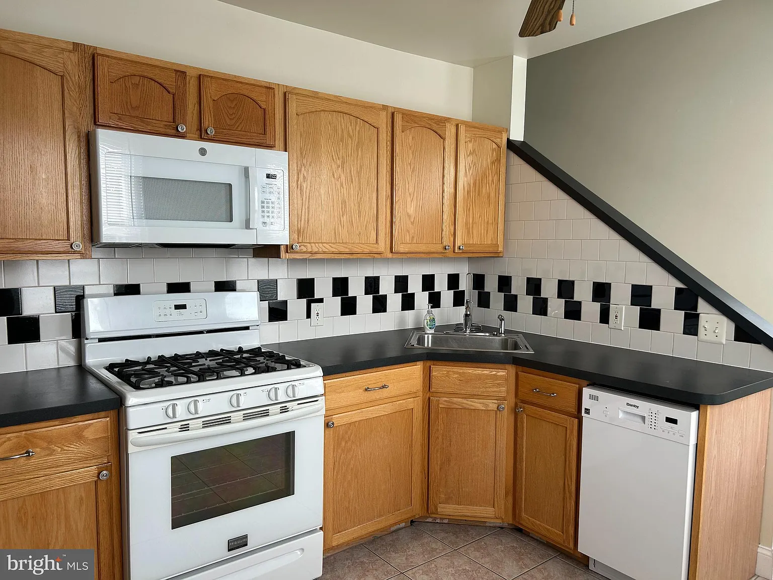 2 bed, 2.0 bath, 1350 sqft, $1,800 — Photo 2