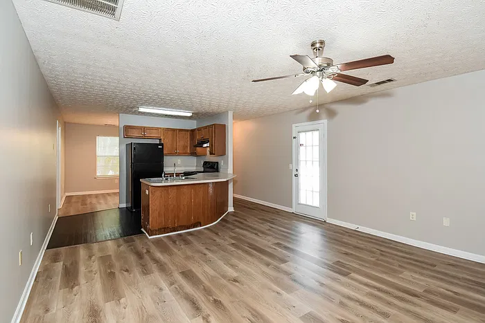 3 bed, 2.0 bath, 1232 sqft, $1,645 — Photo 4