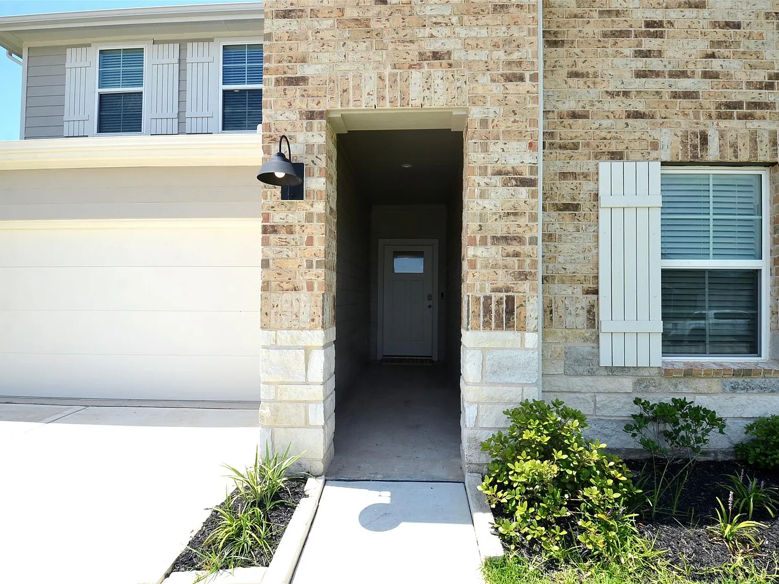 4 bed, 3.0 bath, 2276 sqft, $2,600 — Photo 2