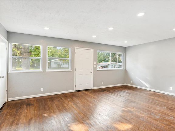 4th image of 10512 Lilac Ave