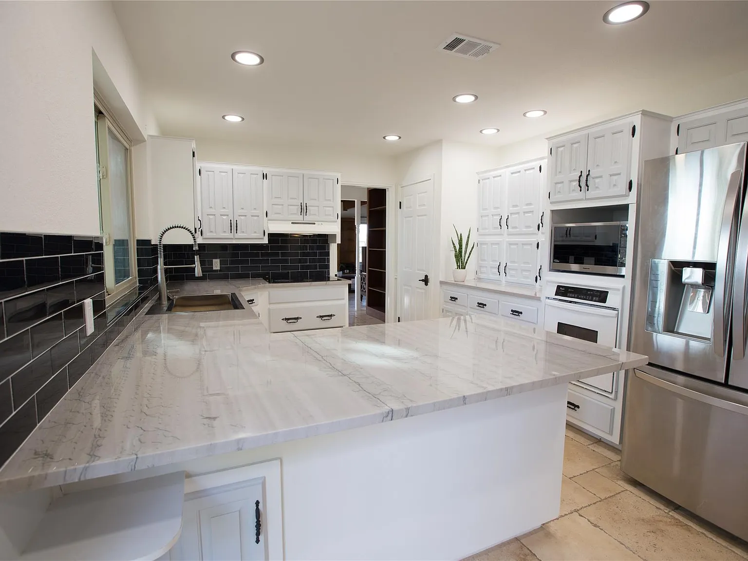 3 bed, 3.0 bath, 2344 sqft, $5,200 — Photo 2