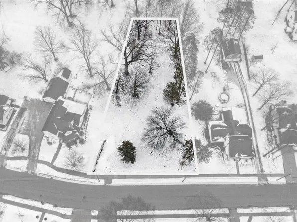 611 N Jefferson St, Lowell, MI 49331