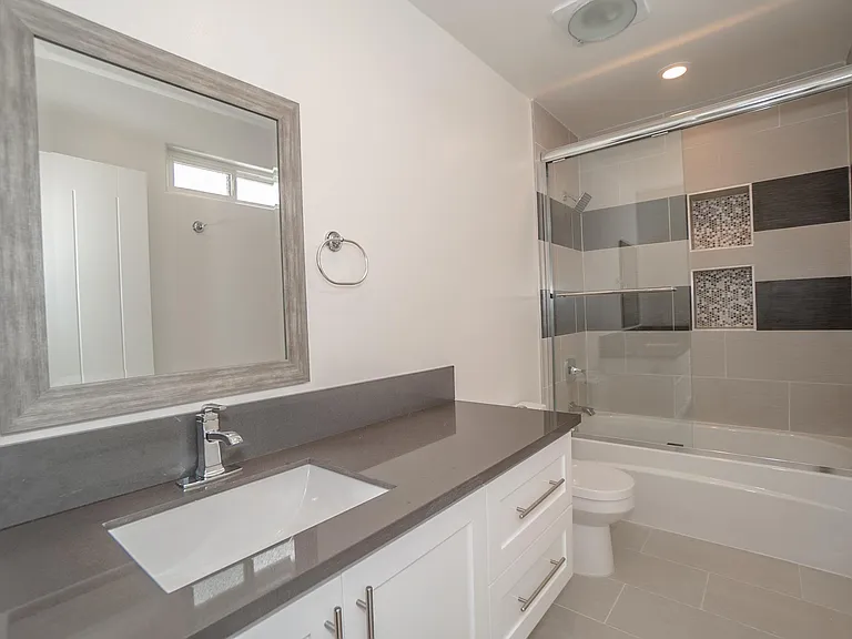 2631 S La Salle Ave — Photo 15