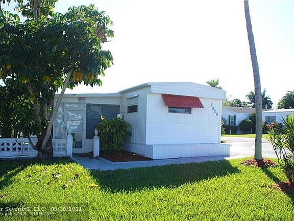 3rd image of 3020 Lakeshore Dr