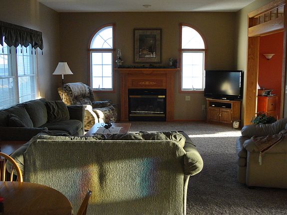  Family Rm with 9' ceiling on 1st flr., newly carpeted.