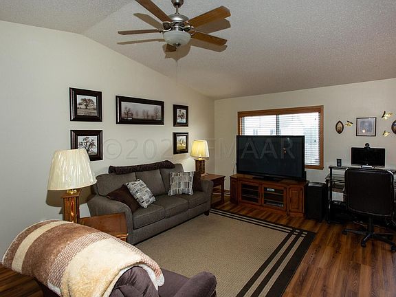 4th image of 1043 42nd Ave W