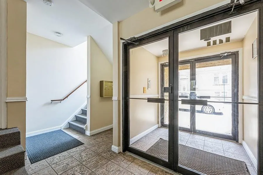 3 bed, 1.5 bath, 1058 sqft, $3,000 — Photo 4