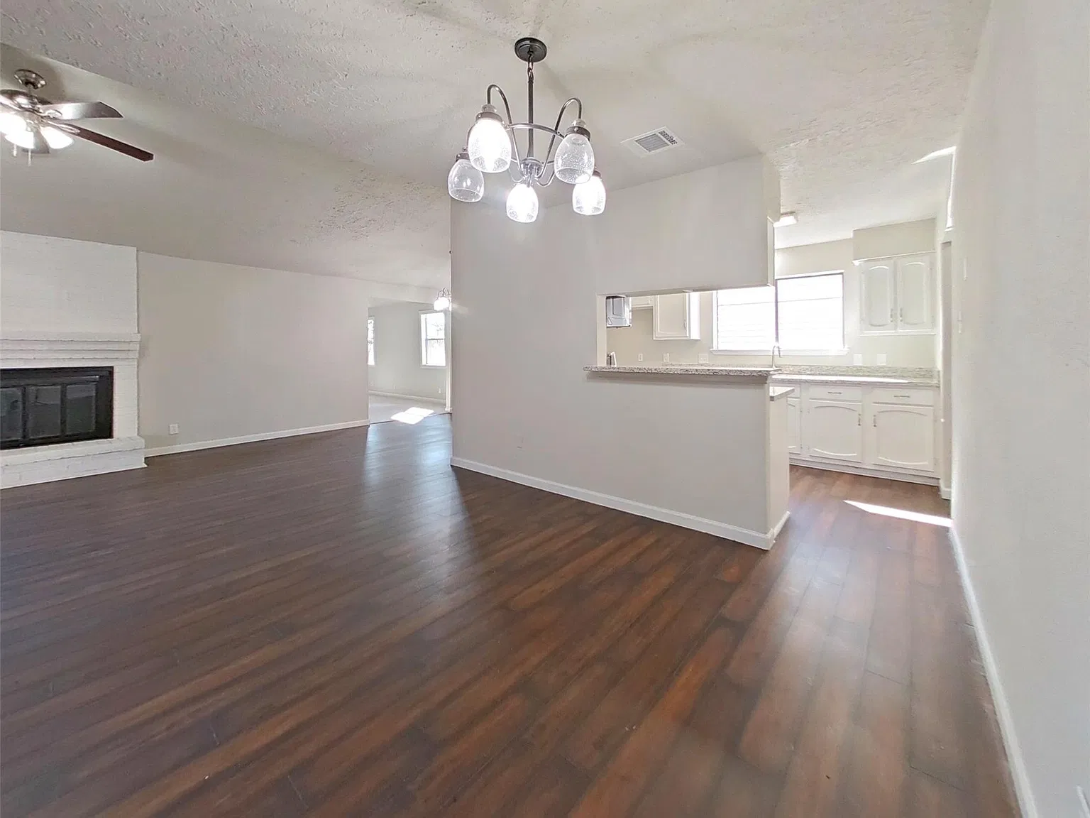 3 bed, 2.0 bath, 1732 sqft, $2,100 — Photo 3