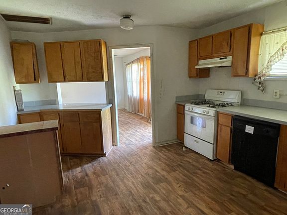 5th image of 486 Denham St