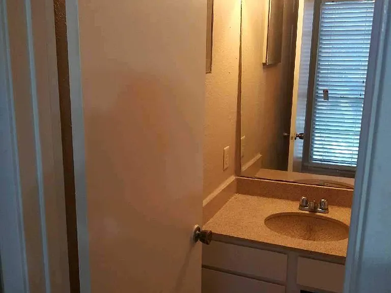 Peachtree Apartments — Photo 36