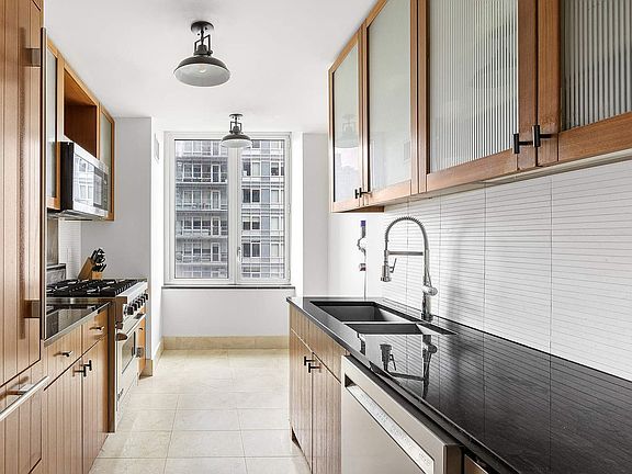 2nd image of 250 E 53rd St APT 1002