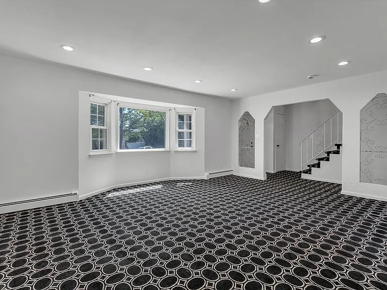 217 Bellerose Ave — Photo 3