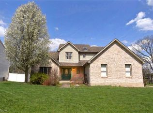 585 Creekside Dr, Hubbard, OH 44425