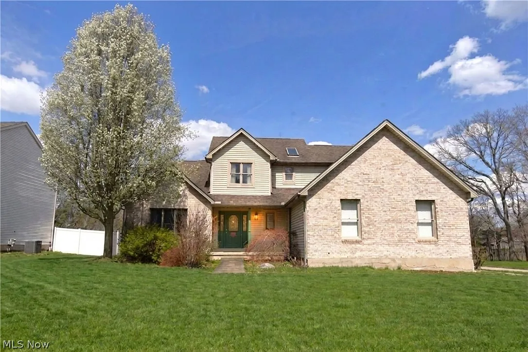 585 Creekside Dr photo 1
