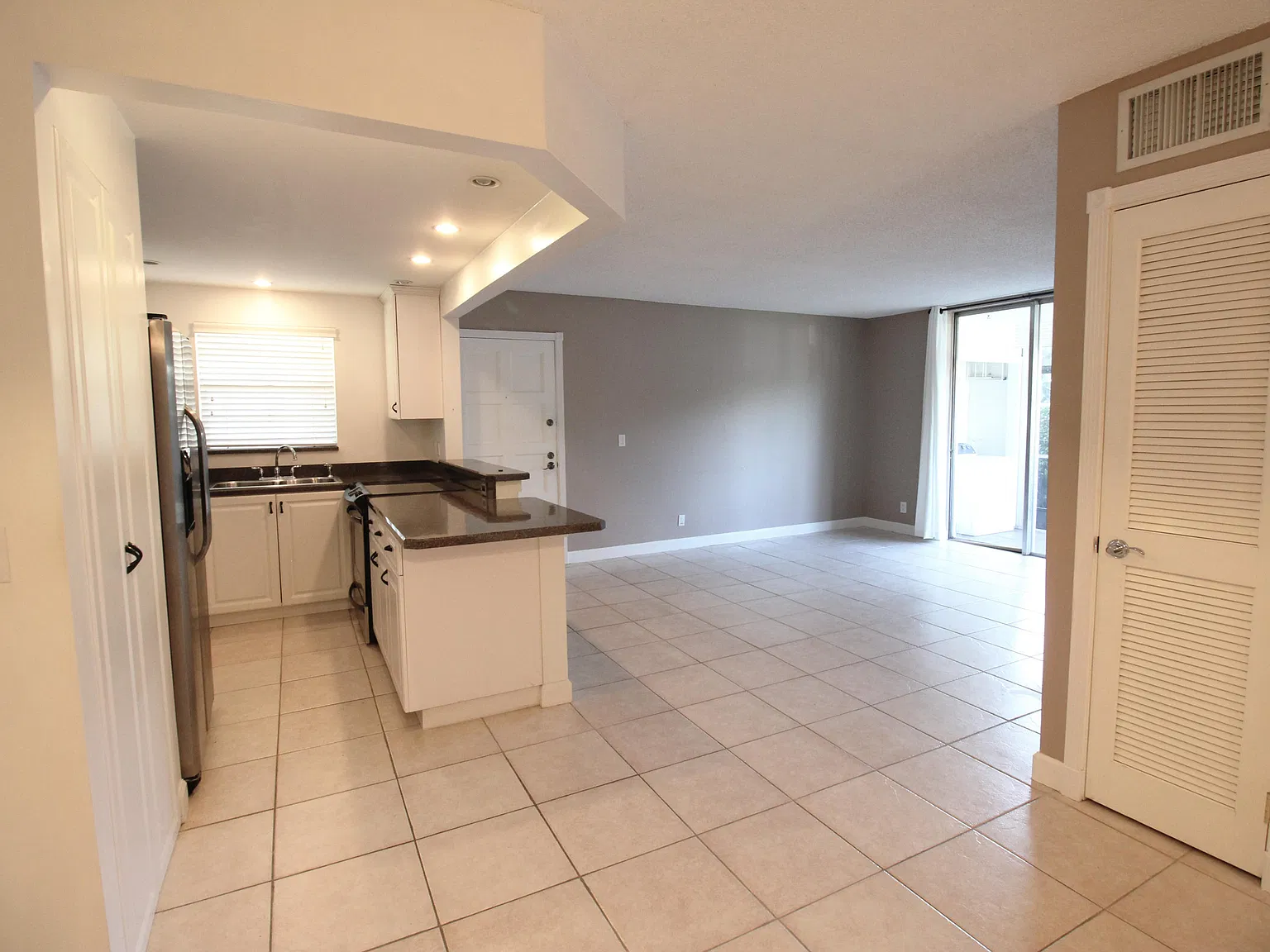 2 bed, 2.0 bath, 978 sqft, $2,200 — Photo 2