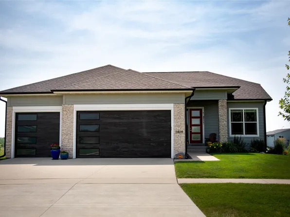 7809 NW 96th St, Johnston, IA 50131