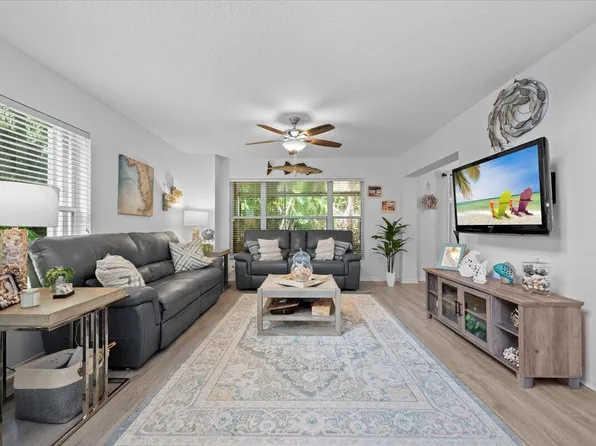 1047 Via Jardin, Riviera Beach, FL 33418