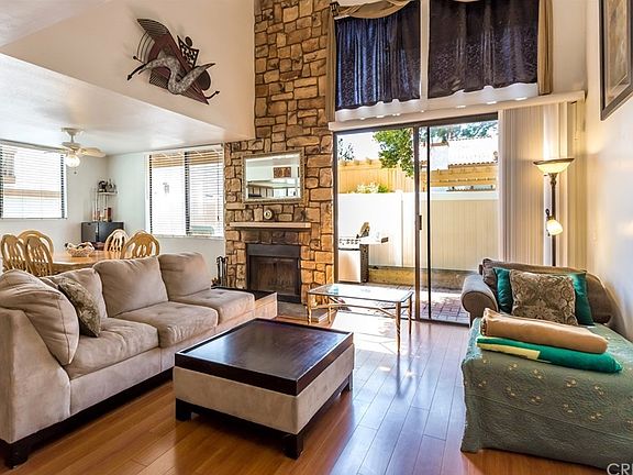 Living room with fireplace and direct access to pa