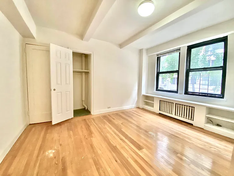 328 E 43rd St #505 — Photo 3