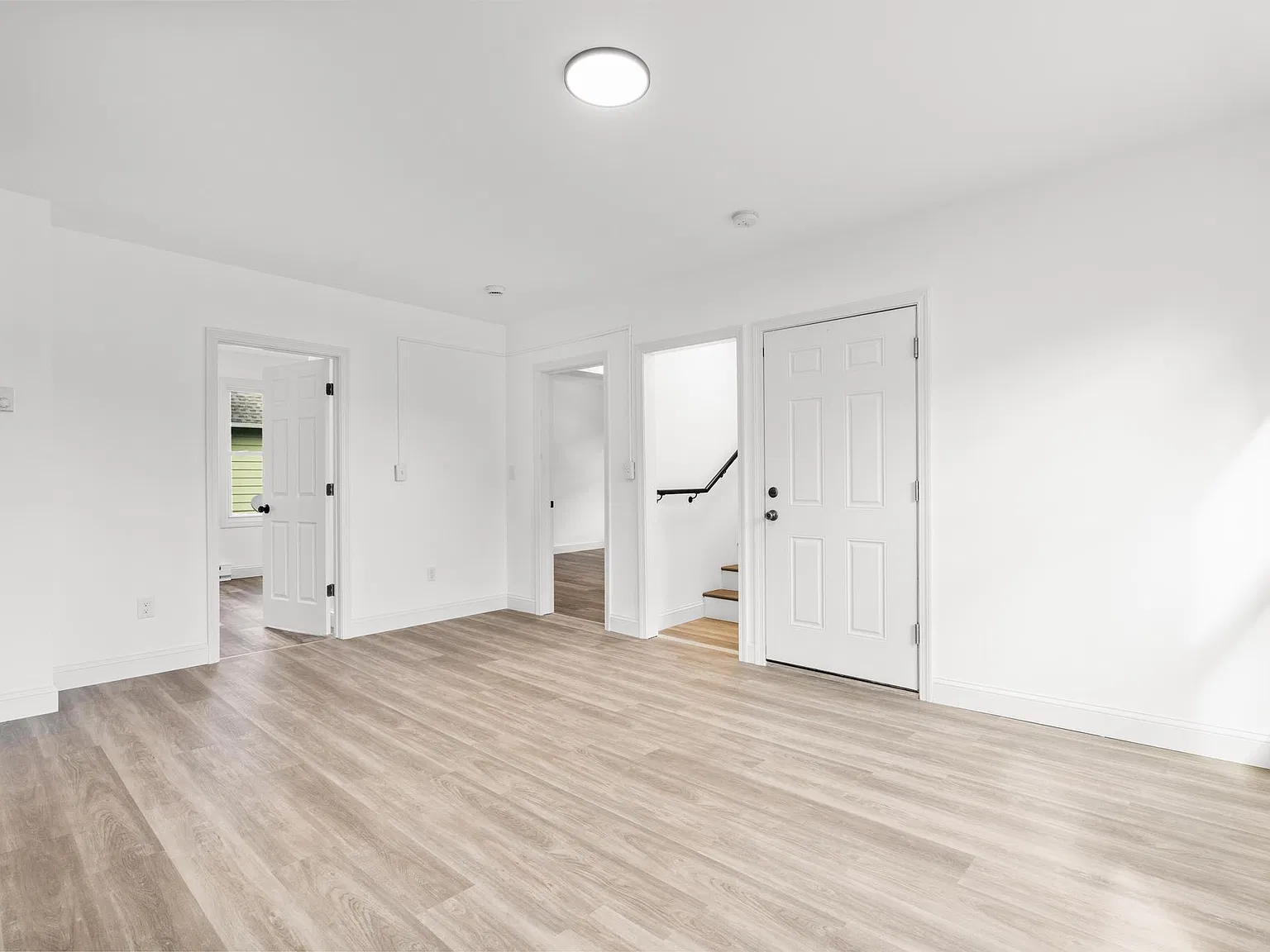 5 bed, 1346 sqft, $2,900 — Photo 2