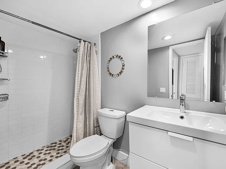 400 SE 10th St #303 — Photo 10