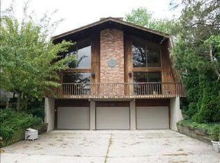 22540 E River Rd, Grosse Ile, MI 48138