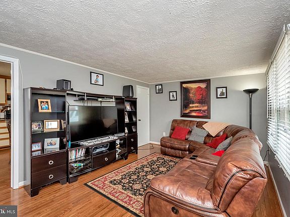 3rd image of 6115 Oak Grove Dr