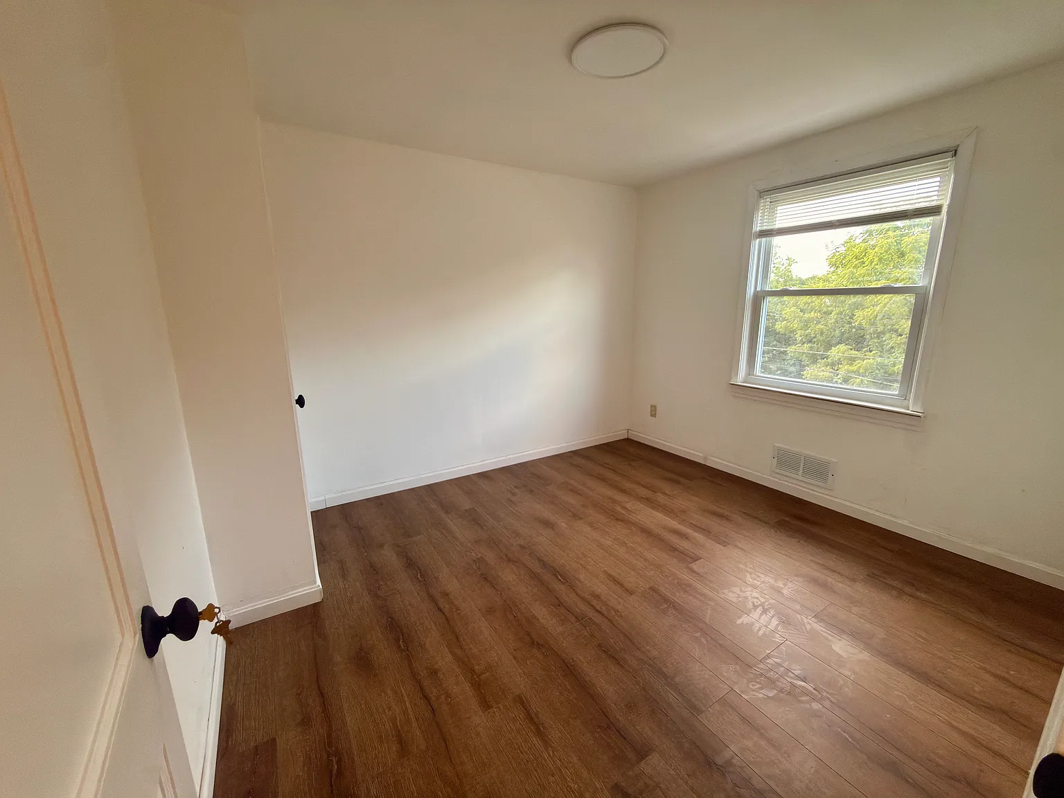 3 bed, 1300 sqft, $2,100 — Photo 3