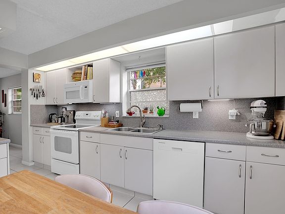 4th image of 1602 Abaco Drive #K1