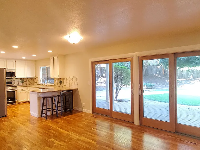 16745 Spring Hill Ct — Photo 4