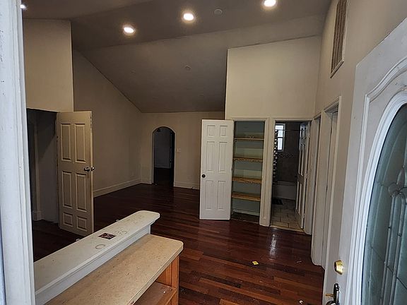 4th image of 8 Orchard Lake Dr