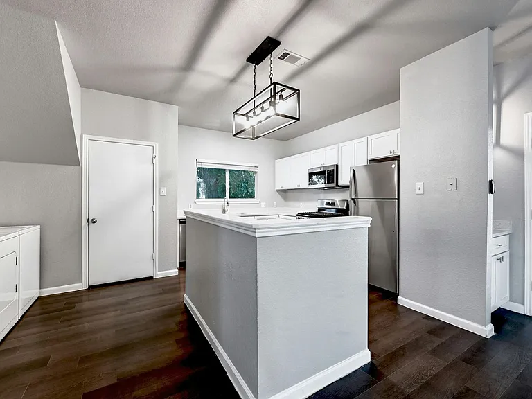 3412A Speedway St — Photo 8