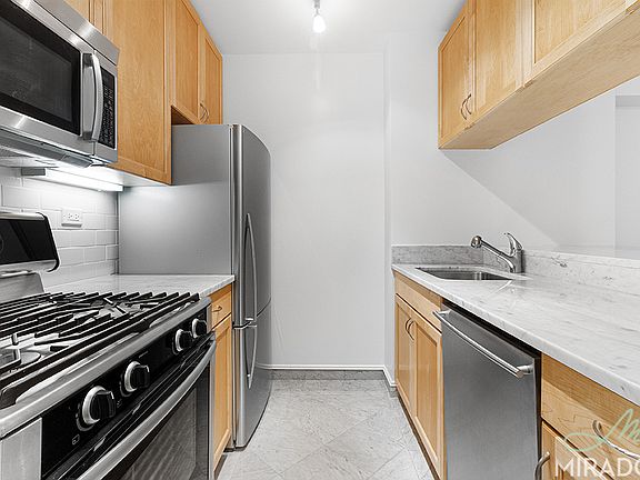 5th image of 145 W 67th St APT 6B