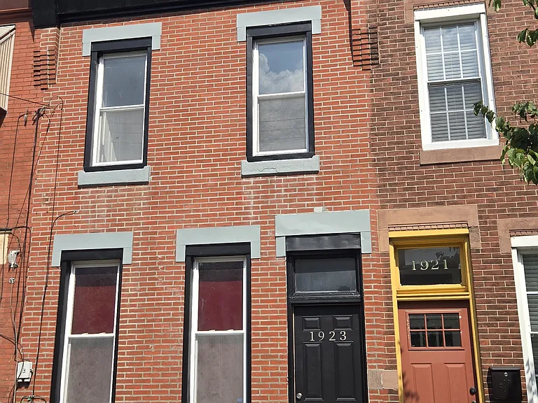 1923 N Mascher St — Photo 1